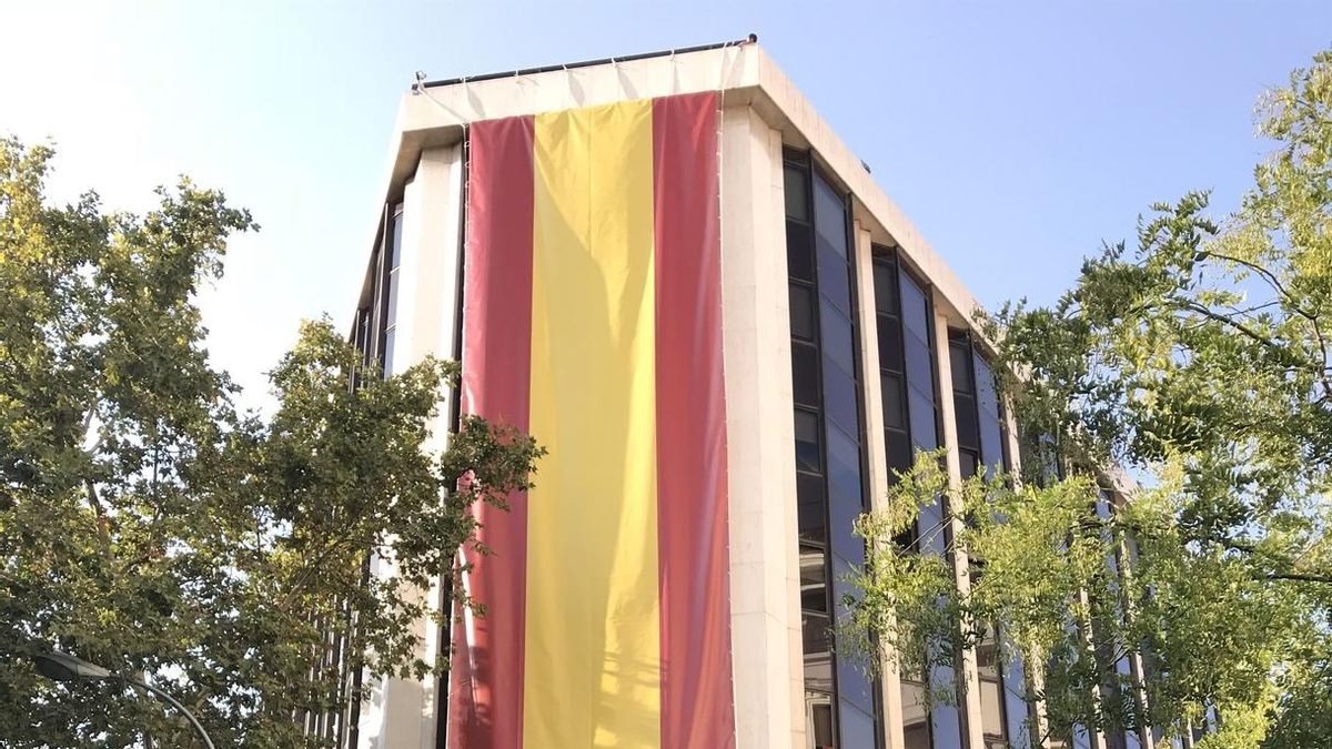 El PP despliega una bandera de España en su sede con motivo de la Fiesta Nacional del 12 de octubre