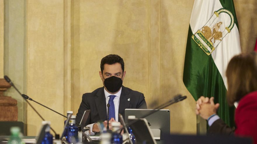 El presidente de la Junta, Juanma Moreno, preside la mesa durante el Consejo de Gobierno en el Oratorio de San Felipe Neri, a 24 de enero de 2022 en Cádiz (Andalucía, España)