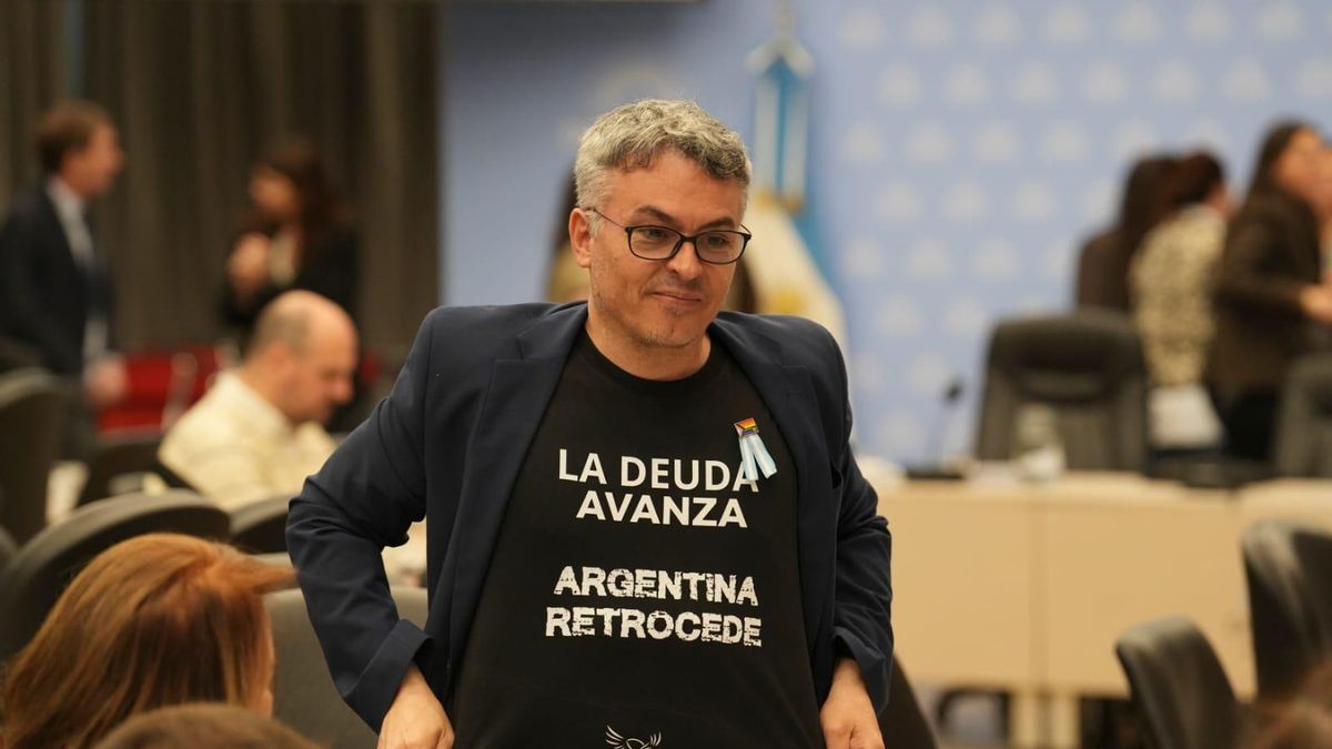 La remera de Esteban Paulón en la comisión de Presupuesto