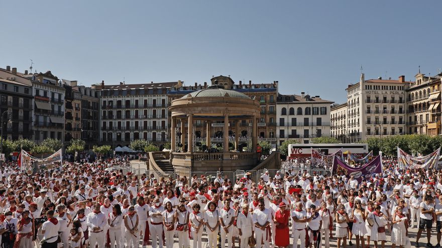 Imagen de pasado 12 de julio de 2022.- El movimiento feminista de Iruñerria y el movimiento popular se concentraron en la Plaza del Castillo de Pamplona para mostrar su rechazo a las agresiones sexistas ocurridas durante los Sanfermines. EFE/ Villar López