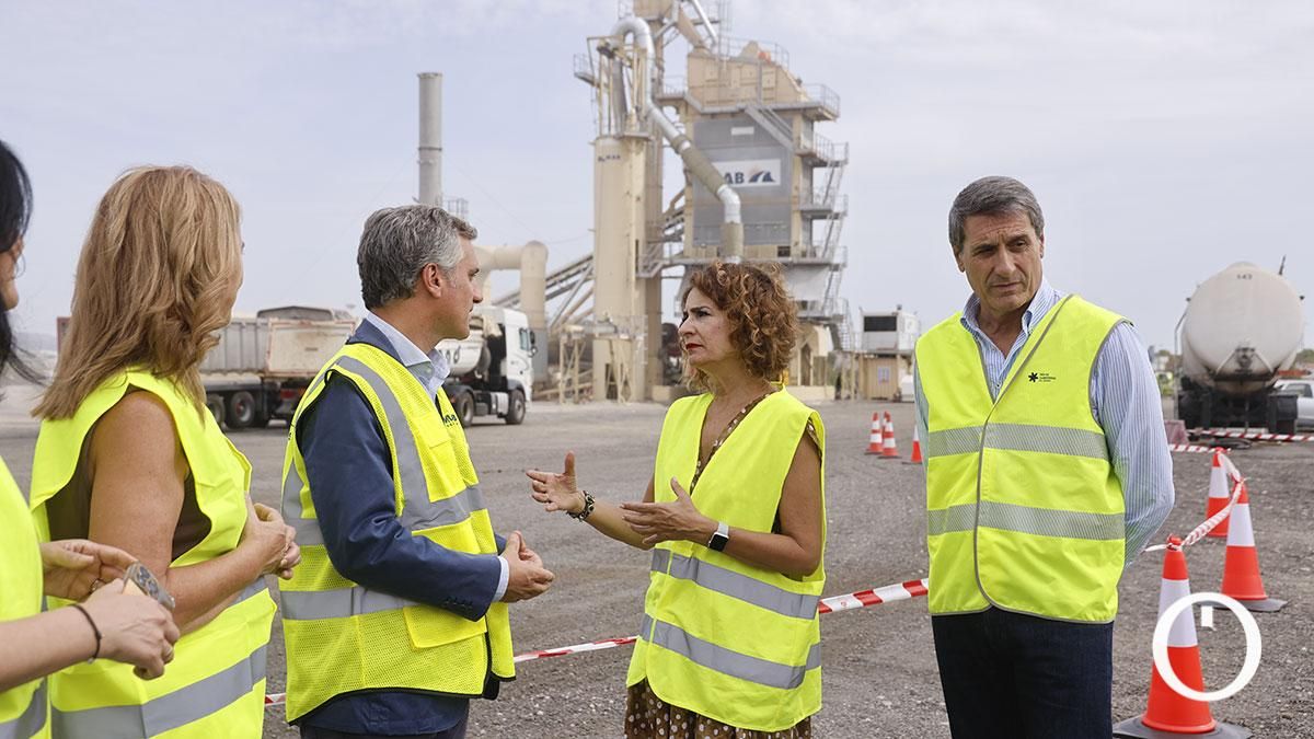 La ministra de Hacienda, María Jesús Montero, visita la planta asfáltica puesta en marcha para el arreglo del firme de la autovía del Sur, A-4