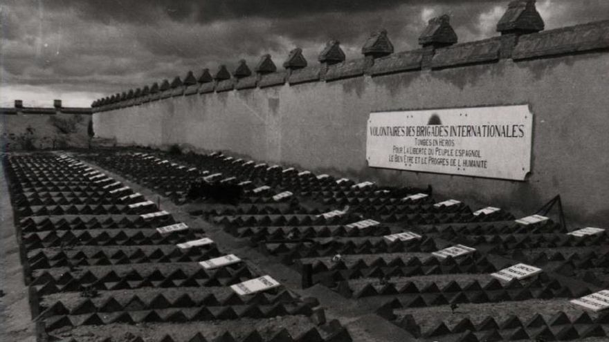 Cementerio de las Brigadas Internacionales en el de Fuencarrral antes de que las tumbas fueran desalojadas después de la guerra. Actualmente, hay una reproducción de la placa conmemorativa