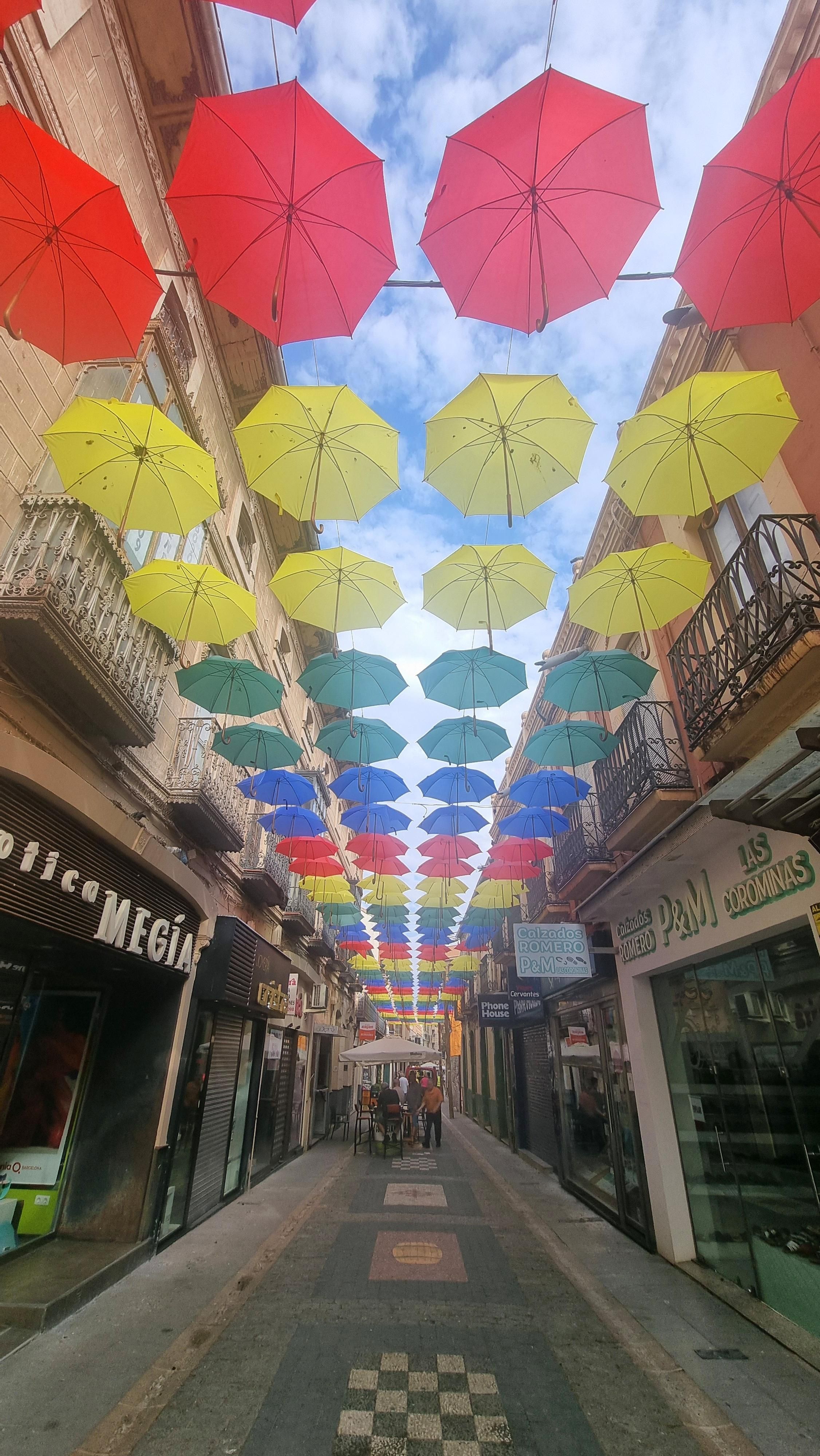 Más de 4.000 paraguas decoran y dan sombra en las calles comerciales de Valdepeñas