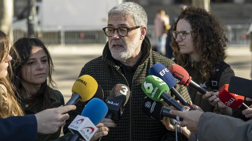 El diputado de la CUP Carles Riera ofrece declaraciones a medios.