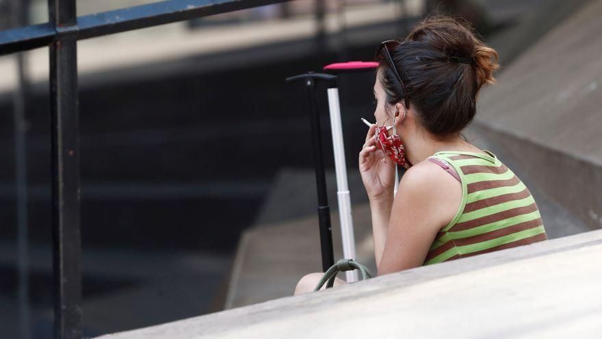 Una mujer fumando.