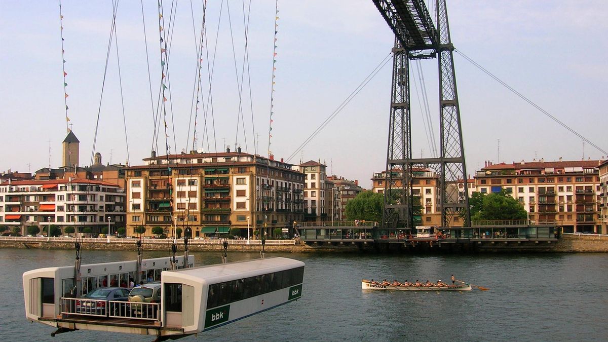 Este puente español que fue el primero en todo el mundo en transportar pasajeros colgados sobre una ría