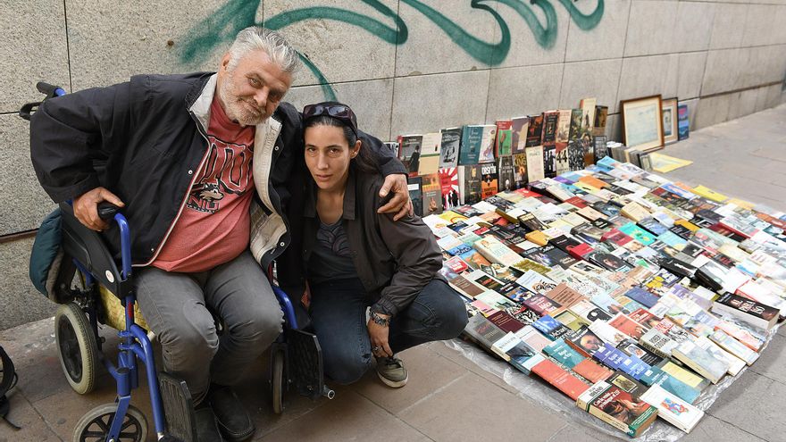 Cristina y Guillem, la pareja de libreros que duerme en la calle para no separarse