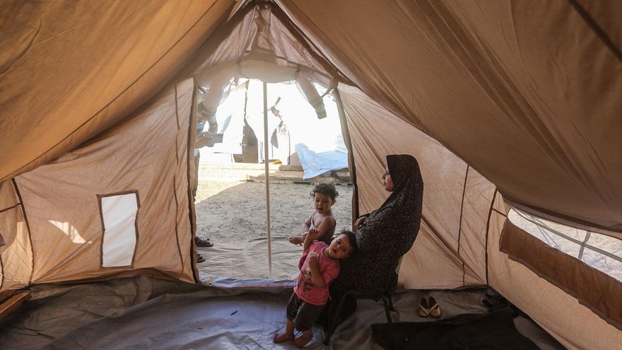 Basher, refugiada con sus tres hijos en una escuela de la ONU en Gaza: “No tengo tiempo ni para llorar”