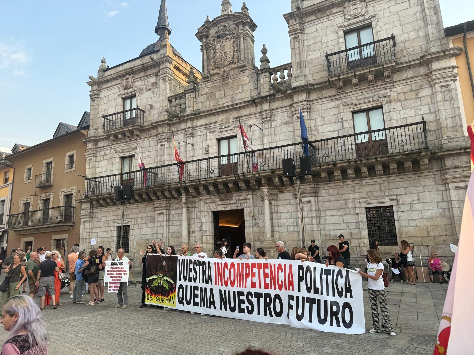 La manifestación por los incendios de agosto fue convocada por la plataforma Stop Incendios Noroeste Peninsular.