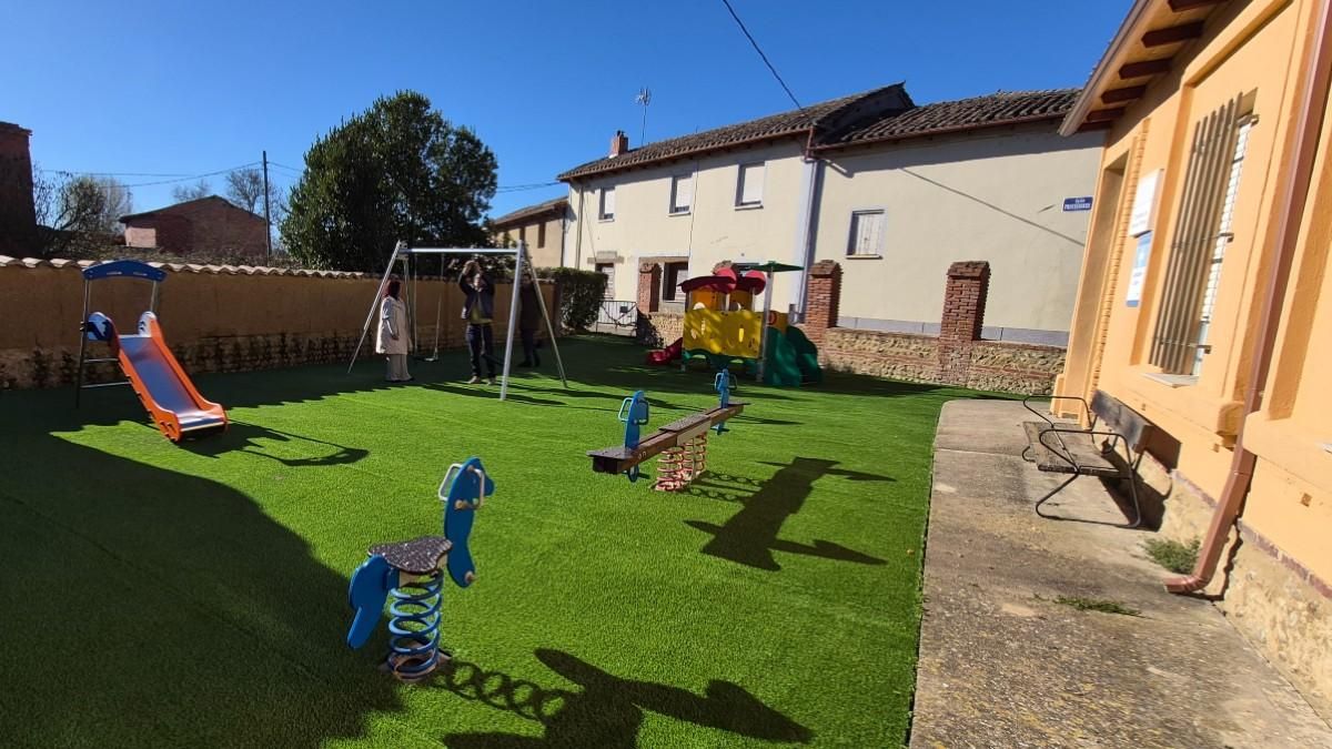 Villamoros de Mansilla estrena un nuevo parque infantil tras una inversión de 20.000 euros