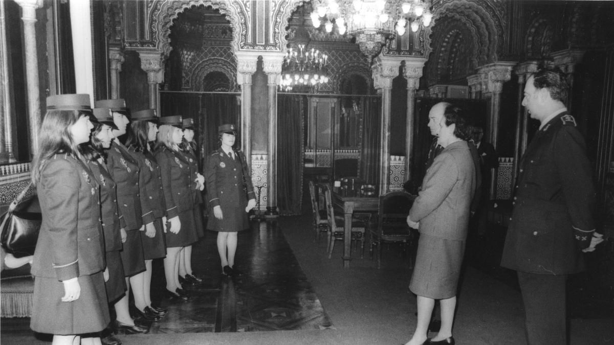 Acto de presentación de las primeras mujeres policía de la Policía Municipal en el Salón Árabe del Ayuntamiento de Bilbao, con la presencia de la alcaldesa franquista Pilar Careaga el 13 de mayo de 1974