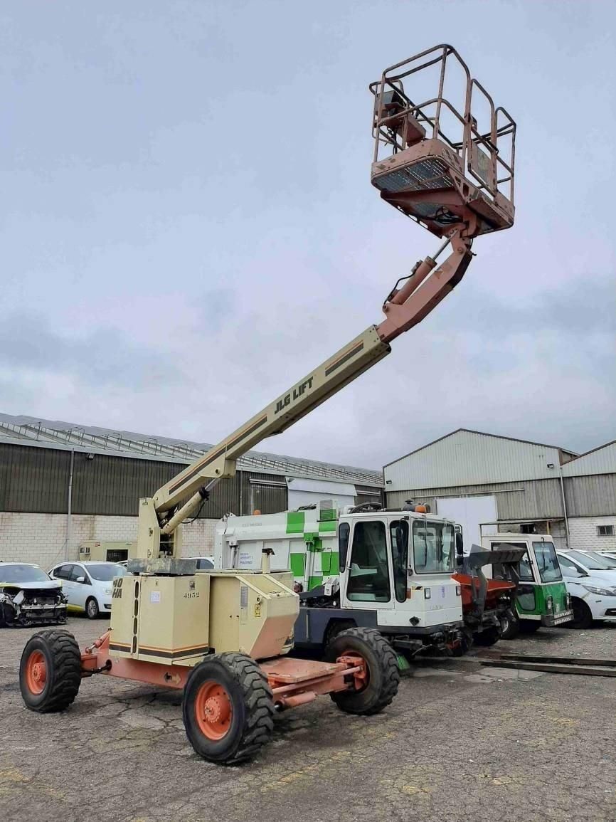 Plataforma articulada de ruedas, uno de los vehículos del parque móvil municipal a subasta.