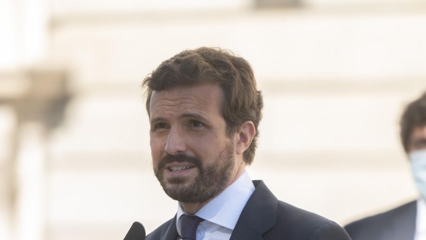 El presidente del PP, Pablo Casado, atiende a los medios tras el homenaje de Estado a las víctimas del coronavirus y de reconocimiento al personal sanitario, en la plaza de la Armería del Palacio Real, a 15 de julio de 2021, en Madrid (España).