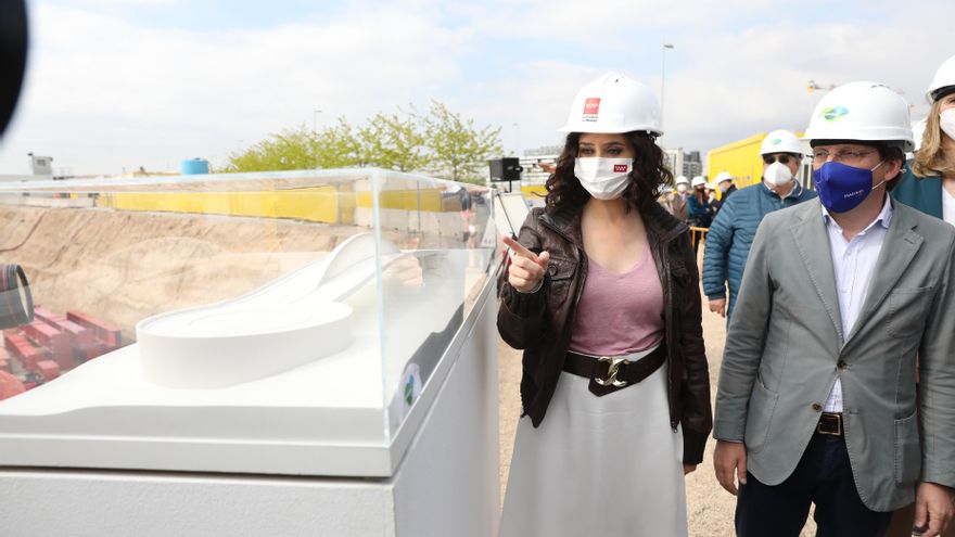 Ayuso y Almeida visitan las obras del puente de Valdebebas