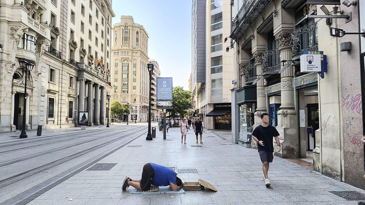 Pidiendo en el Coso, Zaragoza.