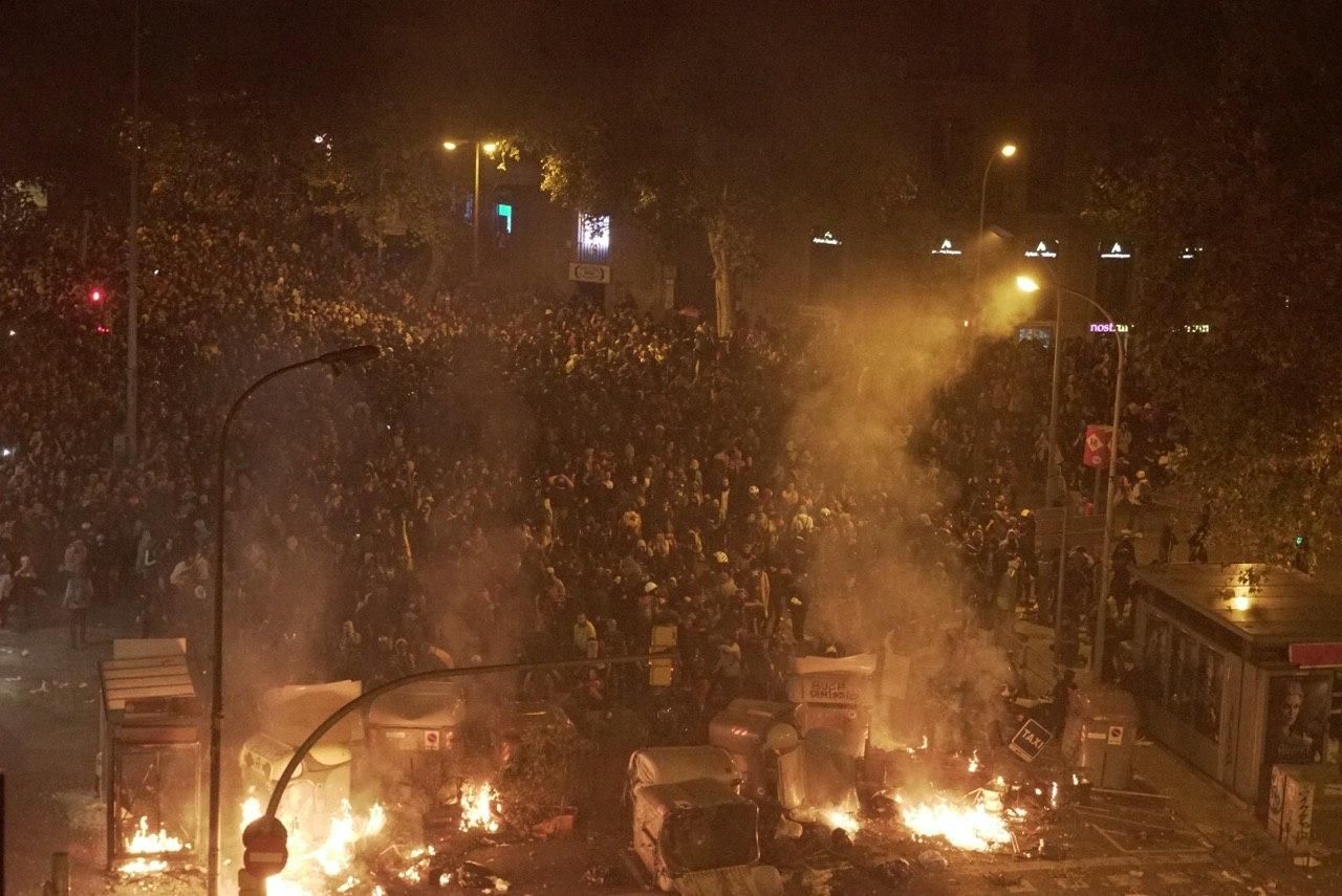 Barricada en la calle Pau Claris con Urquinaona en la quinta noche de protestas.