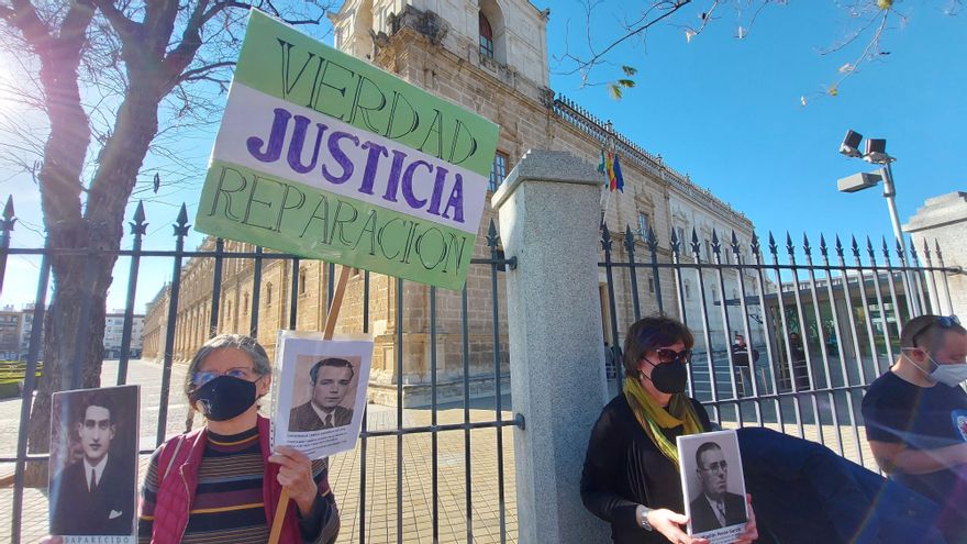 Protesta por el "desprecio" a las víctimas del franquismo del Gobierno andaluz de PP y Ciudadanos