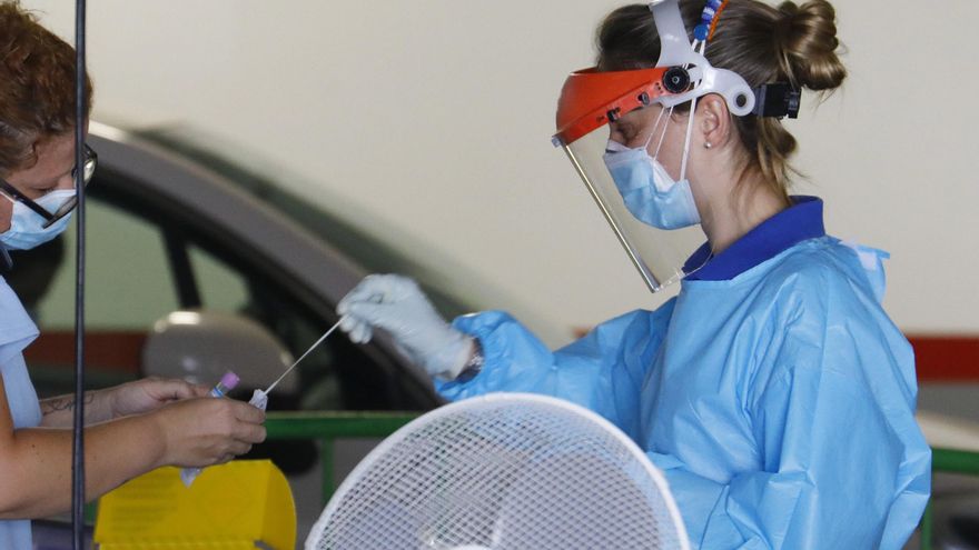 Personal sanitario continúa haciendo test rápidos para detectar coronavirus en un centro sanitario de Córdoba. EFE/Salas