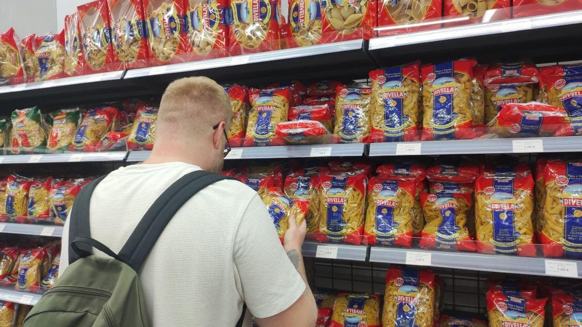 Antonio compra pasta en el Market Casa Italia de la calle Ponzano.