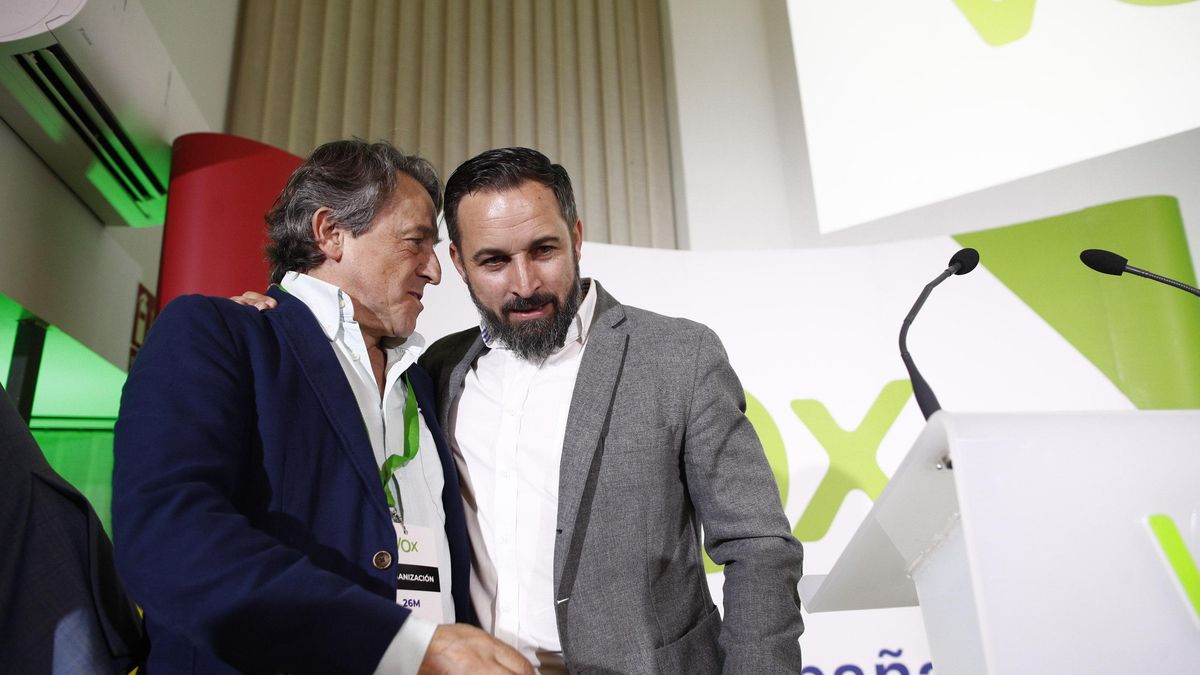 El número 3 de VOX al Parlamento Europeo, Hermann Tertsch, y el presidente del partido, Santiago Abascal, presentes tras conocer los resultados de las elecciones del 26M.