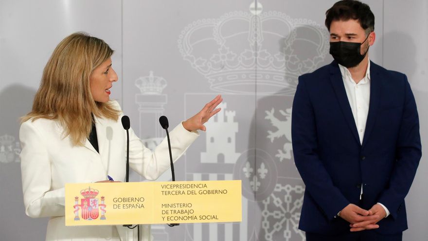 La vicepresidenta tercera y ministra de Trabajo y Economía Social, Yolanda Díaz, y el portavoz de ERC en el Congreso, Gabriel Rufián, en una rueda de prensa este lunes.