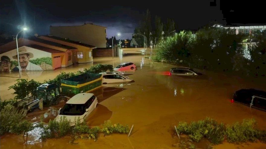 Una tromba de agua inunda unas cien viviendas de la localidad conquense de Iniesta y obliga al desalojo de familias