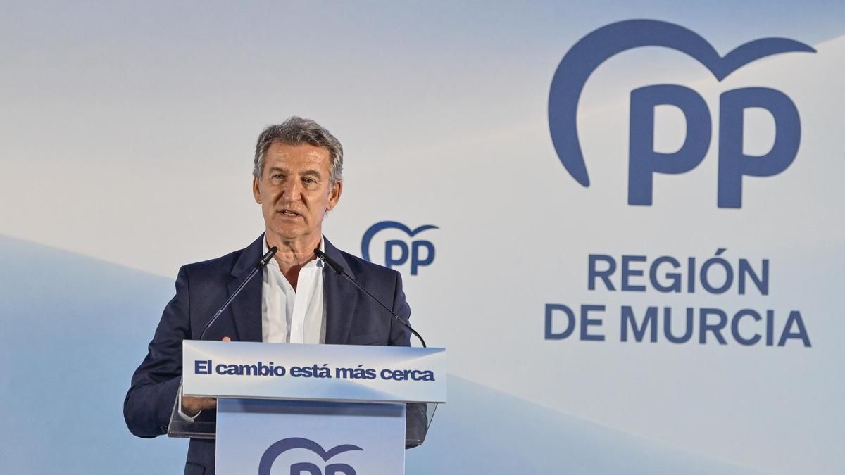 Feijóo acusa a Sánchez de "fabricar dos millones y medio de votantes" con la ley de memoria y pide detener el proceso