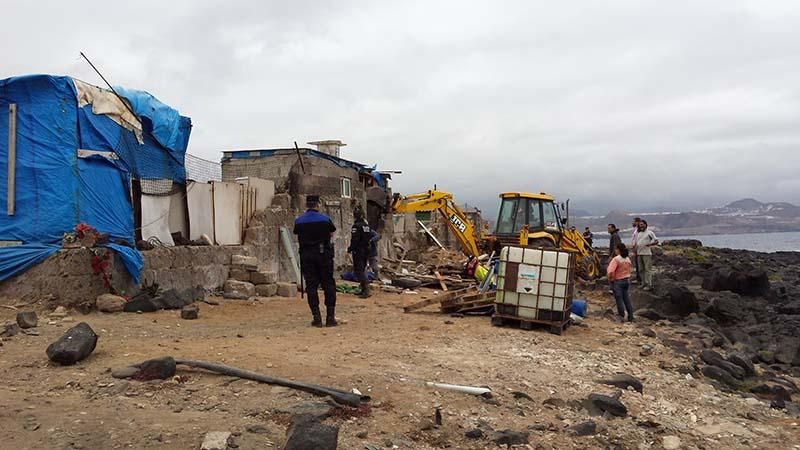 Derribo de una chabola en El Confital. Canarias Ahora.