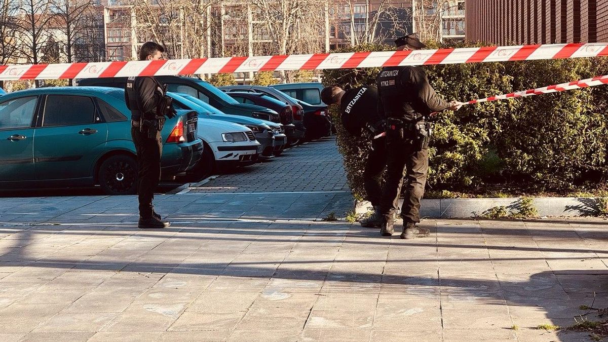 Agentes acordonando la facultad de Letras