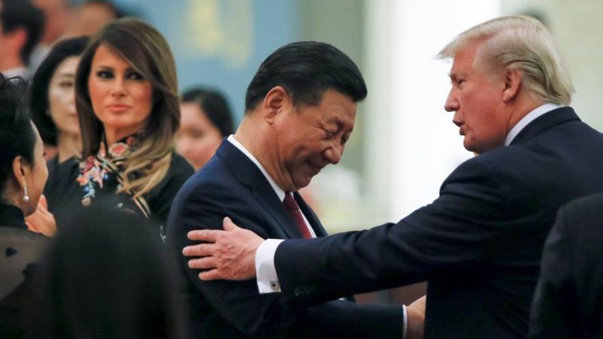 En la imagen, el presidente de EEUU, Donald Trump, (d), saluda a su homólogo chino, Xi Jinping.