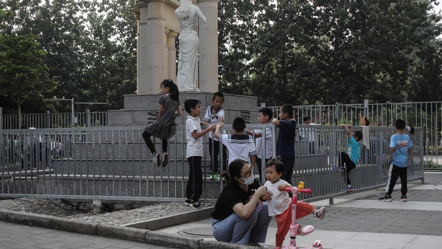 Unos niños juegan en un área residencial de Pekín,  China. EFE/EPA/WU HONG