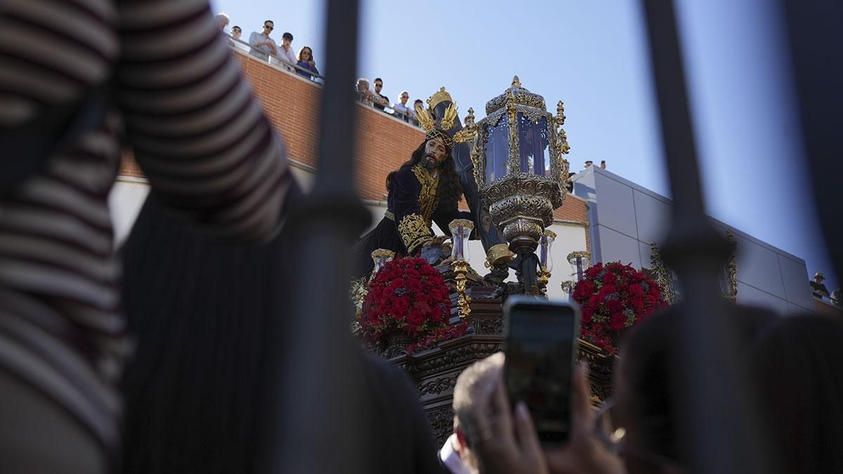 La procesión de la Hermandad del Caído, en imágenes