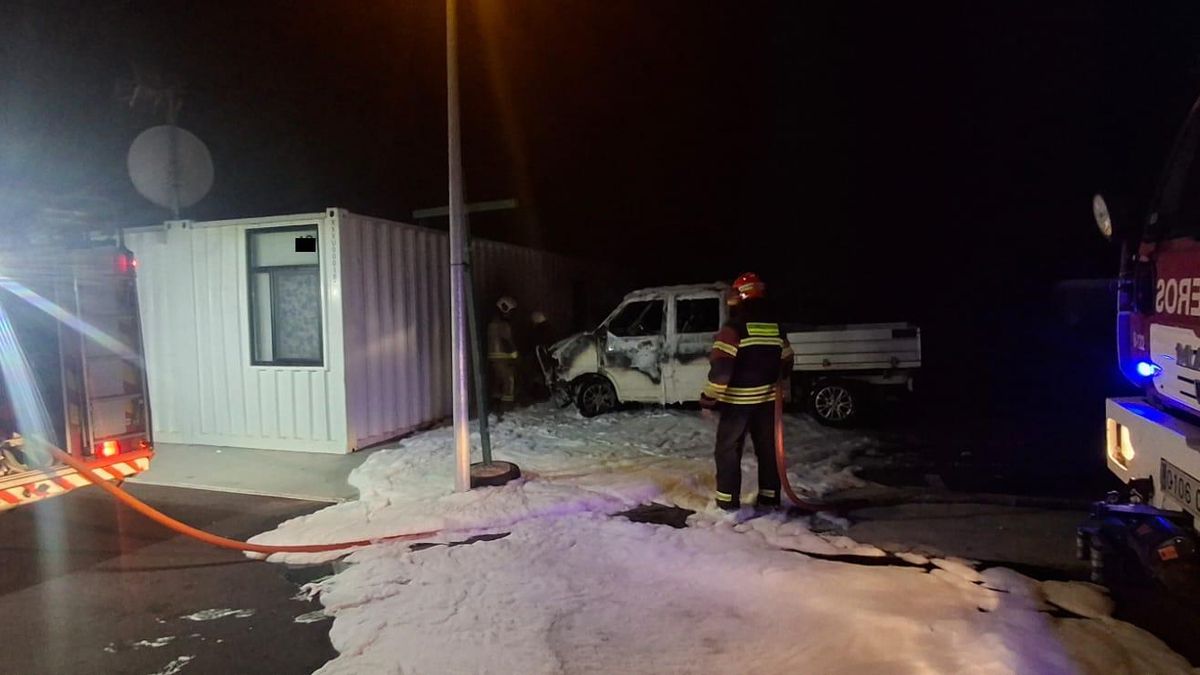 Imagen del vehículo afectado por el incendio  en Los Llanos de Aridane y los bomberos que participaron en su extinción.