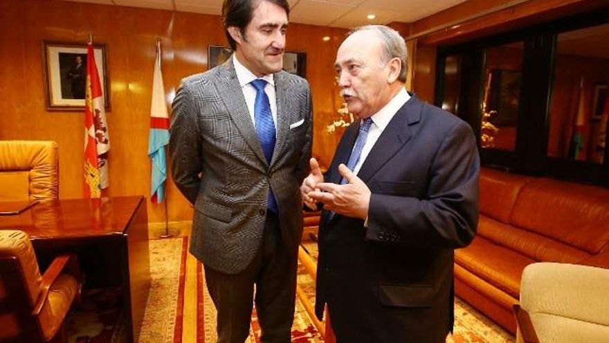 El consejero de Fomento y Medio Ambiente de la Junta, Juan Carlos Suárez Quiñones, junto al alcalde de Bembibre, el imputado José Manuel Otero. / César Sánchez / ICAL