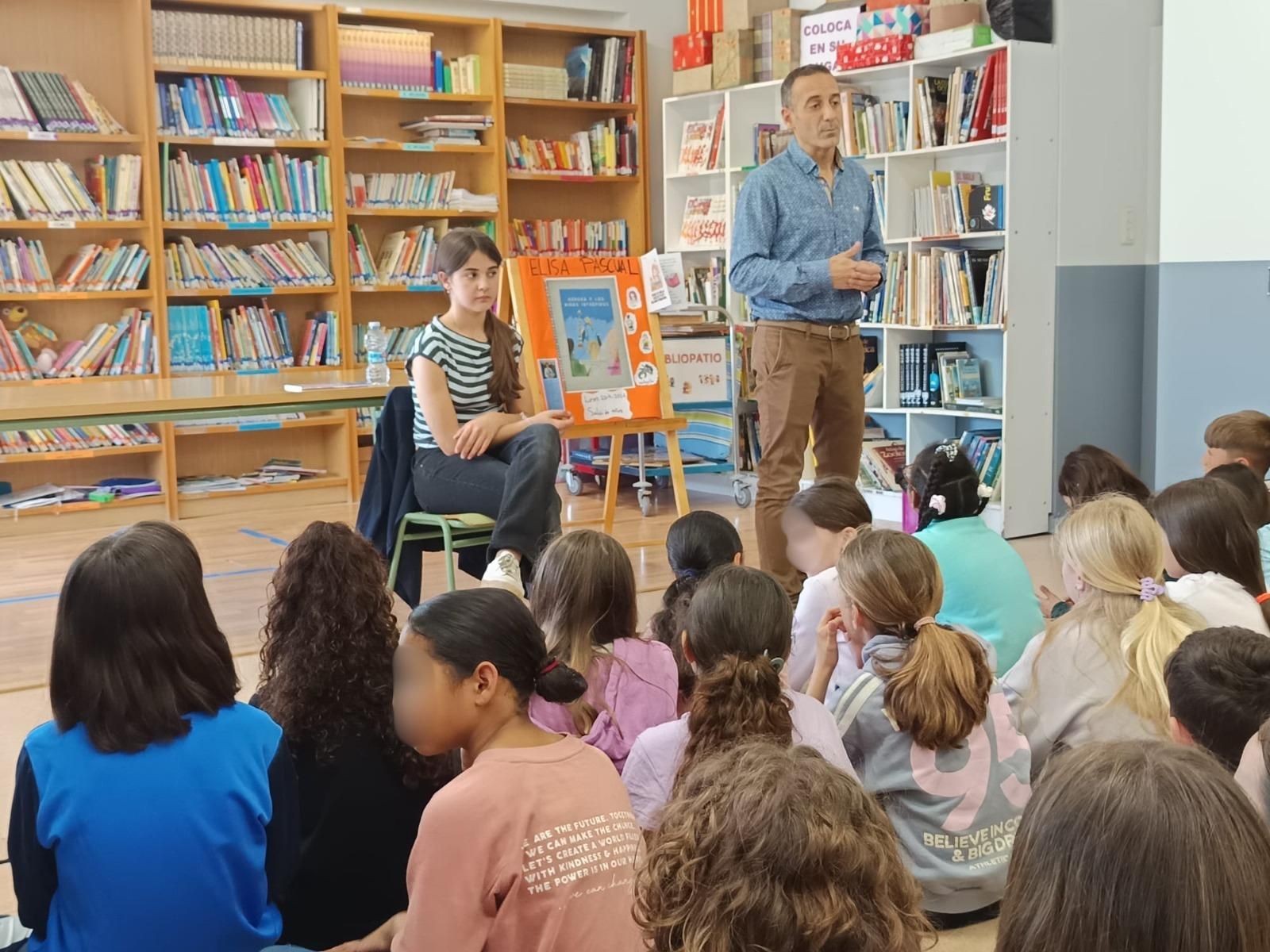 Elisa Pascual presenta el libro ante otros niños de su edad