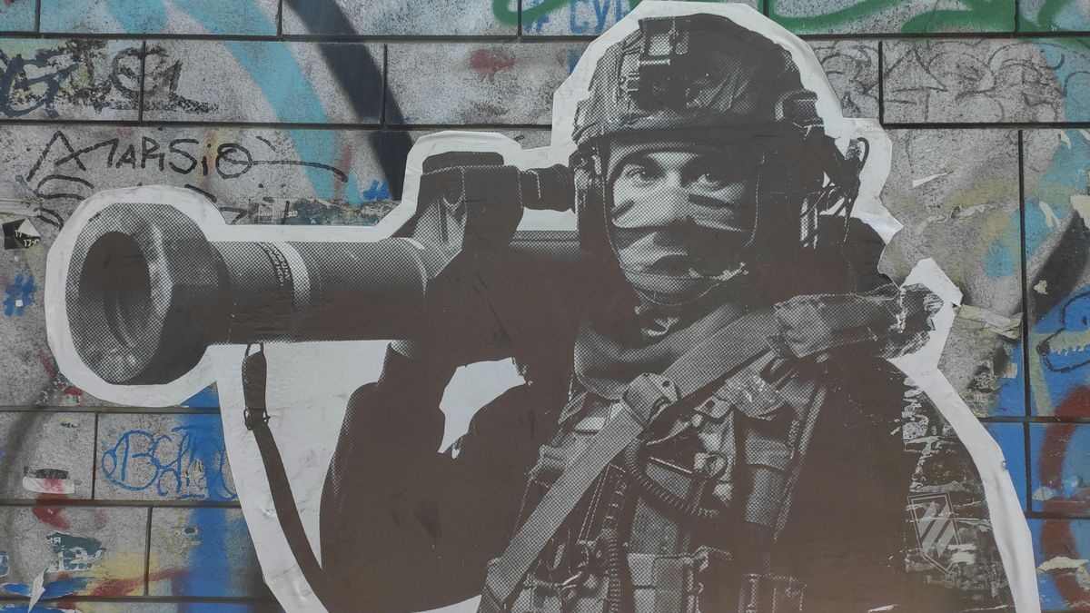 Imagen de archivo del grafiti de un soldado ucraniano en una calle de Kiev. EFE/ Rostyslav Averchuk