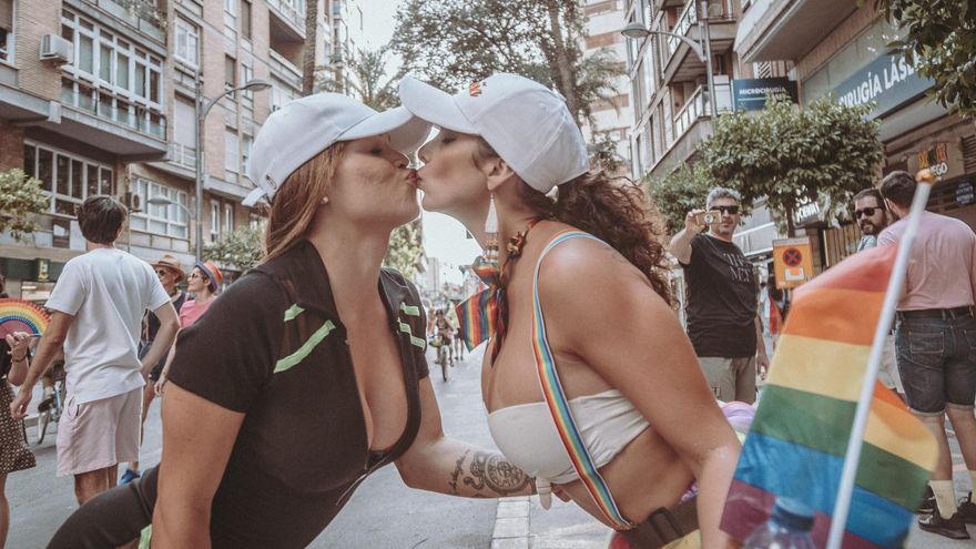 Dos chicas se besan en el Orgullo LGTBI 2022 en Murcia
