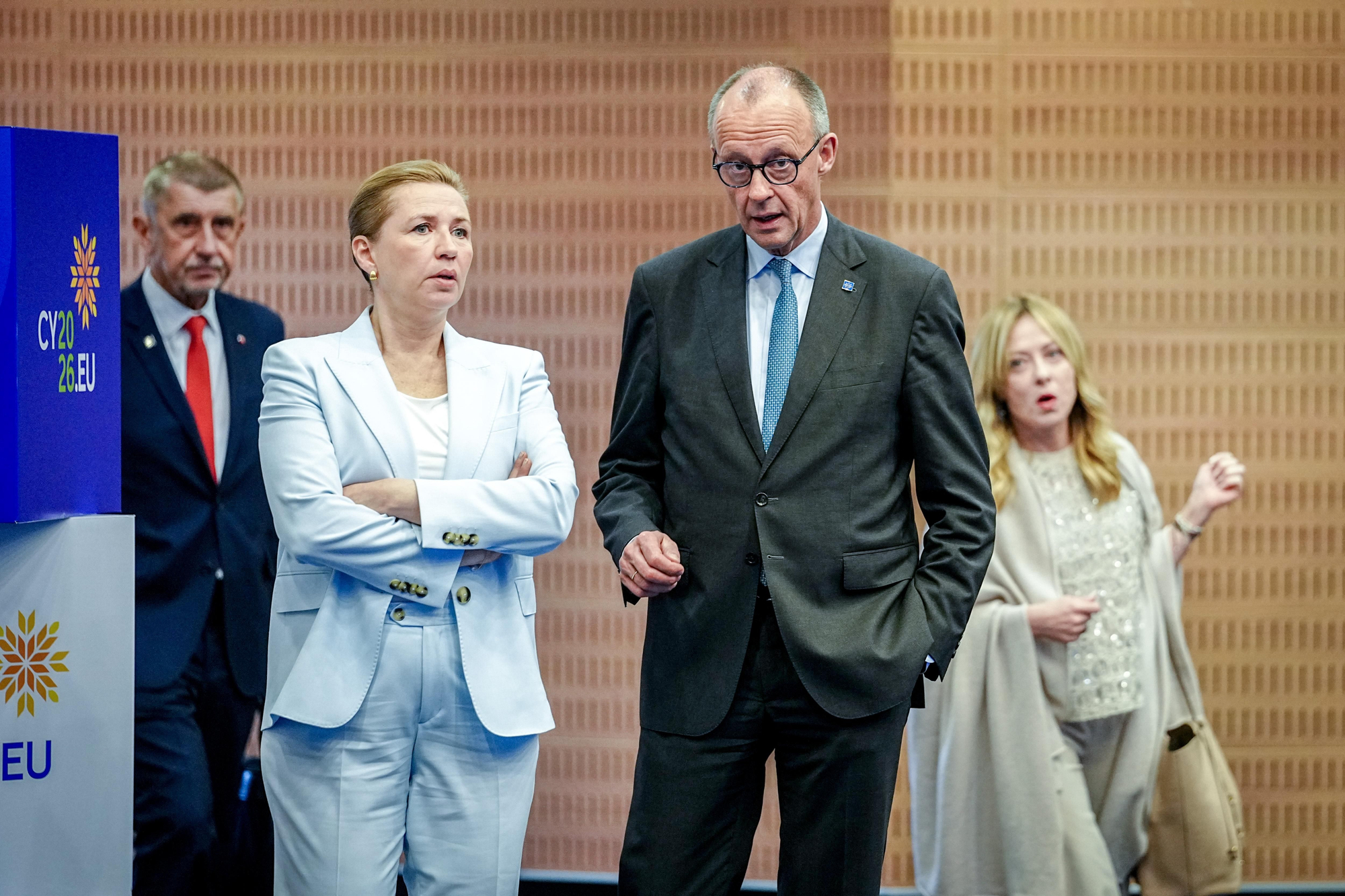 Frederiksen junto al alemán Friedrich Merz en una cumbre de la UE en abril.