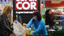 Una mujer realiza la compra en un supermercado de Madrid durante la cuarentena (Foto: Sputnik)
