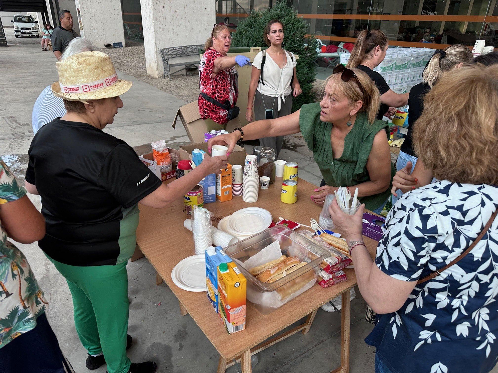 Personas evacuadas en Talavera de la Reina desayunando