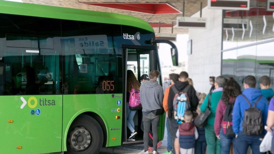 Un grupo de personas utilizando el transporte público en Santa Cruz de Tenerife