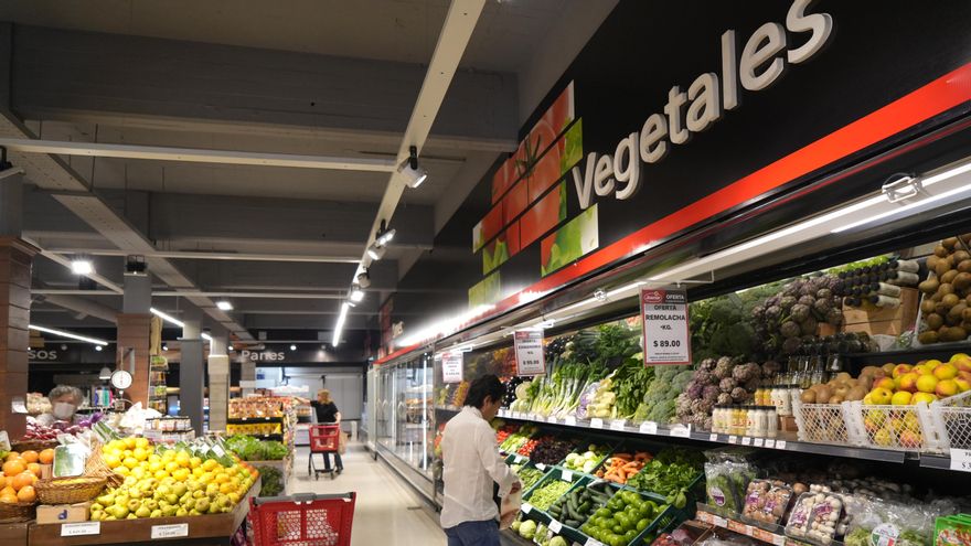 Los precios de frutas y verduras se disparan por las heladas y le meten presión a la inflación