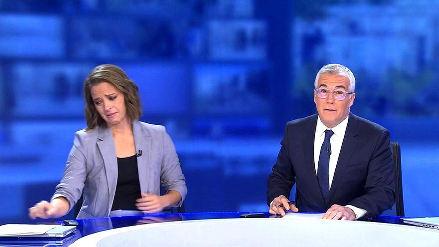 María Casado rompe a llorar en Informativos Telecinco al recordar a Mayra Gómez Kemp por su muerte