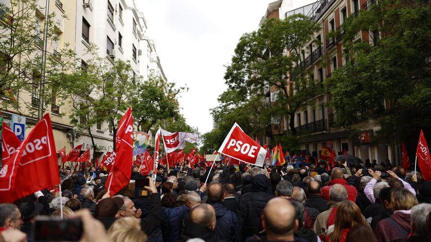 Simpatizantes del PSOE se concentran en los alrededores de la sede socialista de Ferraz para mostrar su apoyo al presidente del Gobierno, Pedro Sánchez, en el marco de la celebración de un Comité Federal del partido, este sábado en Madrid