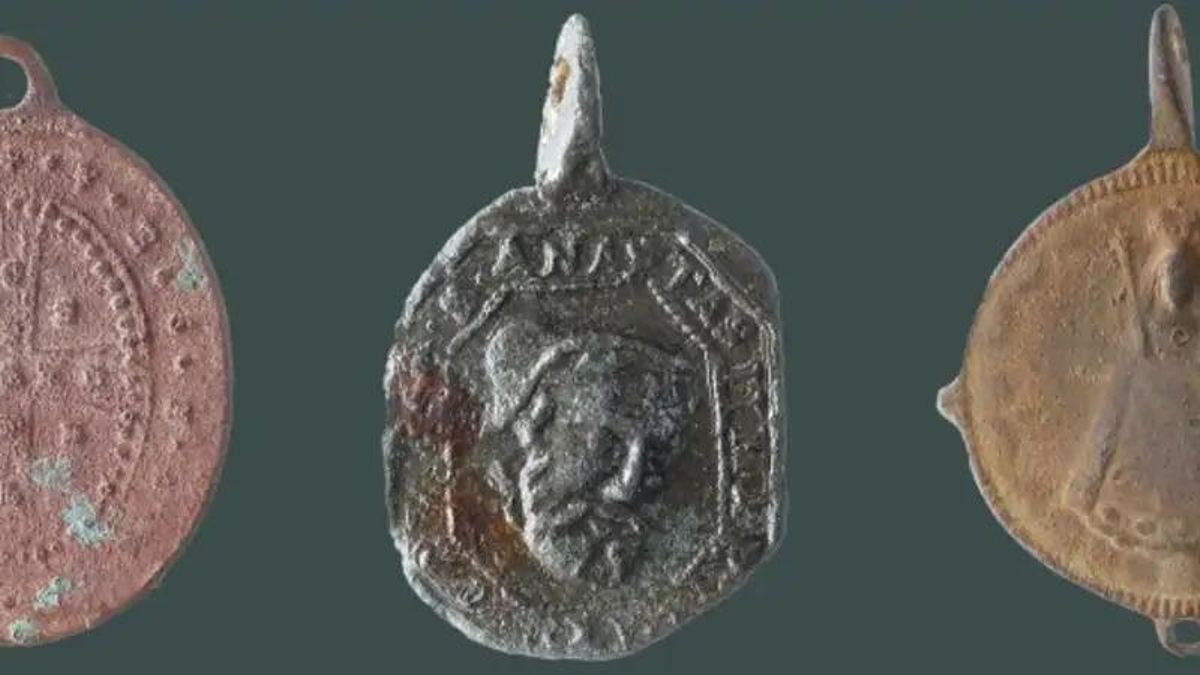 Sorprendente hallazgo arqueológico en Suiza: una colección de medallones que son un tesoro de la religión popular de cuatro siglos