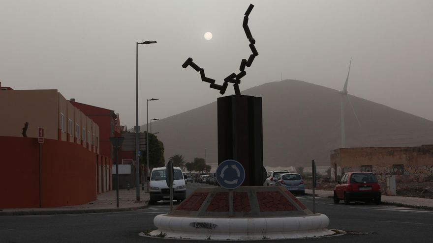 Calima este domingo sobre el barrio de Los Llanos y Montaña de Masaciega, en Santa Lucía de Tirajana
