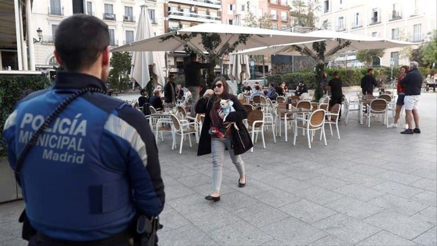 Un policía municipal de Madrid frente a una terraza. EFE