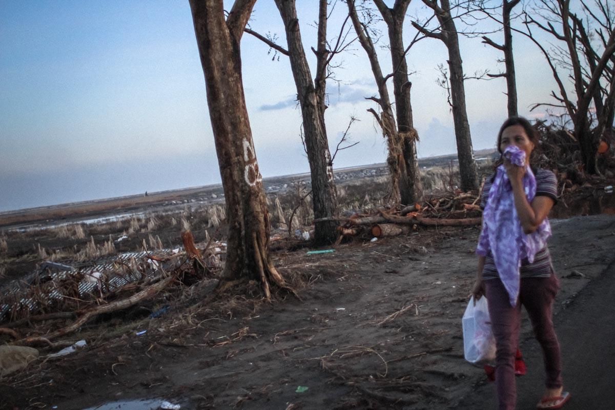 Parte de la autopista nacional que une el aeropuerto de Taclobán con el centro de la ciudad./ Fotografía: Acción contra el Hambre/Daniel Burgui.