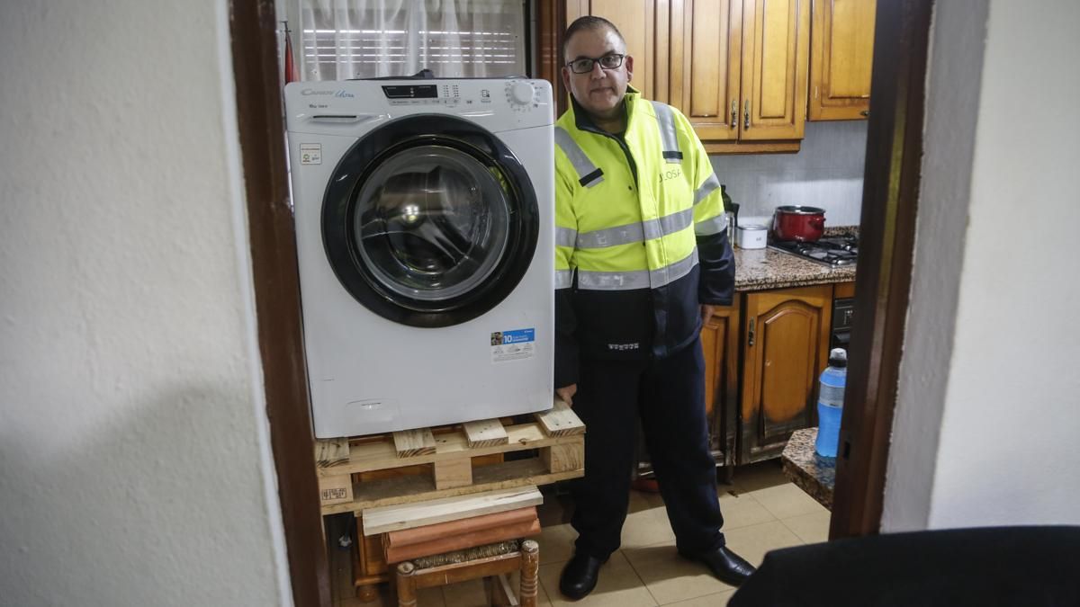 Vecinos de Majaneque elevan los enseres de sus casas para evitar el agua