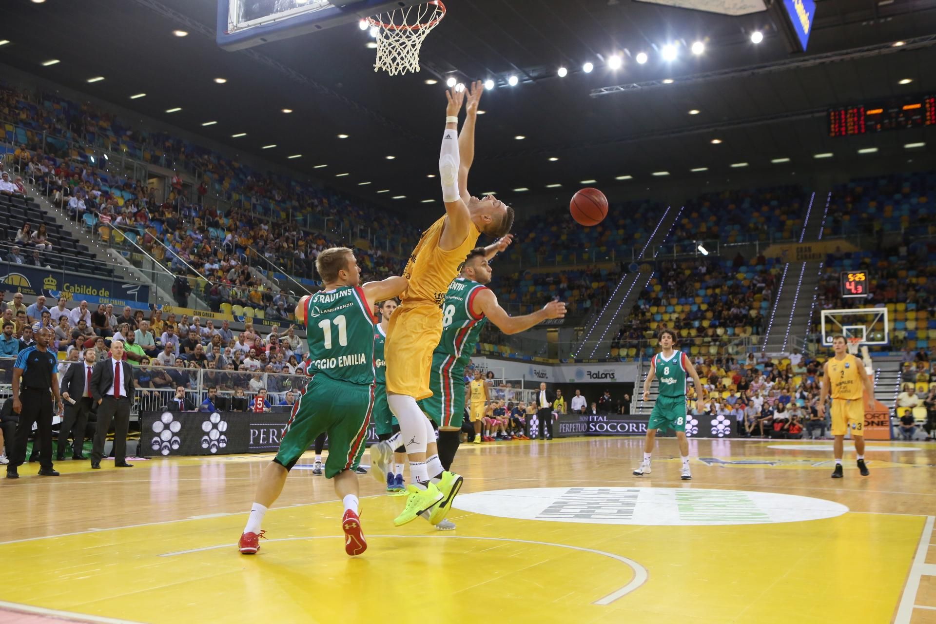 El pívot del Herbalife Gran Canaria Alen Omic ante la agresiva defensa del Grissin Bon Reggio Emilia italiano.